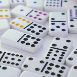 CHUTOGEL - Permainan taruhan kartu domino di masa kolonial